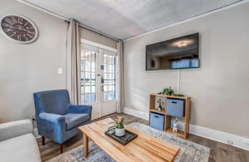 Vollintine-Evergreen Apartment | Near Shopping & Dining- Magic in Midtown- Unit B