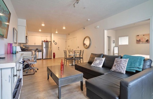 Salt Lake City Apartment | Near Ski Resort, HOTTUB & GYM Luxury Apt- Heart of Sugar House with Parking