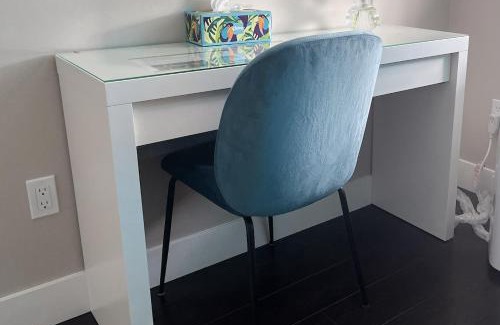 Burnaby House | Near Skytrain and QUIET Private Bedroom Ensuite BathRM, Free Wifi & Coffee, Cozy