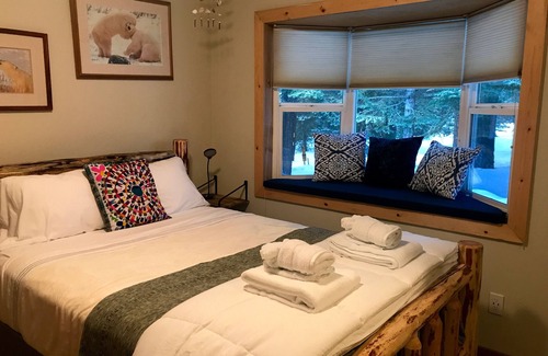 Pioneer Trail House | NEAR SLOPES AND LAKE! Rustic, Cozy, Renovated, Unique, Modern, hot tub!