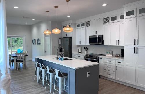Foley House | Near Sports Complex OWA beaches shopping restaurants mini golf Central to all the fun Foley has to offer King bed