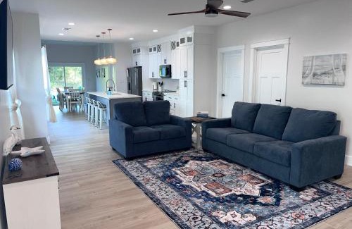 Foley House | Near Sports Complex OWA beaches shopping restaurants mini golf Central to all the fun Foley has to offer King bed