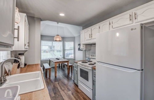 Ellendale House | Near State-Park & Downtown - Sunset Trace Bungalow