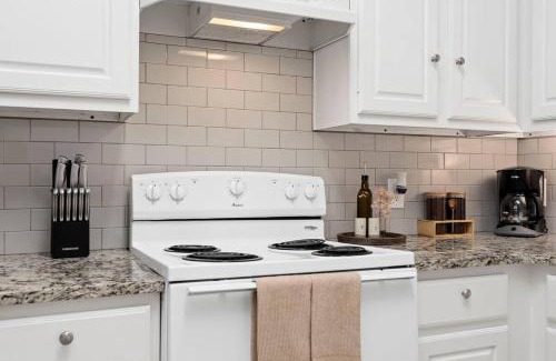 College Station House | Near Texas A&M, Spacious Living Room, 4 Queen Beds
