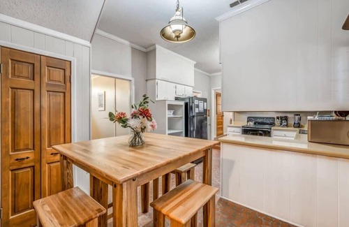 Whitehaven House | Near the Airport and Graceland! Holmesdale Hideout