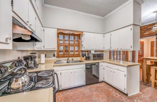 Whitehaven House | Near the Airport and Graceland Holmesdale Hideout