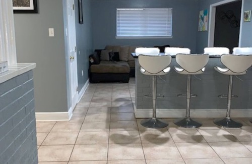 Read Boulevard East House | Near the Fun, Far From the Hustle: 4-bdrm house in fabulous NOLA w/Bar & Wifi