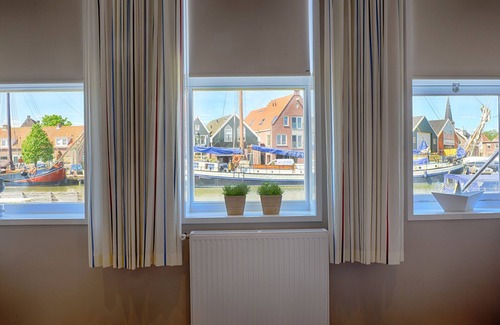 Monnickendam Apartment | near the water, maritime furnished apartment, private entrance and pontoon