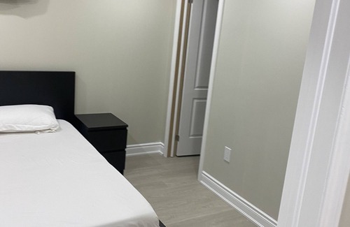 Clearview House | Near to QEW and 20 min drive from downtown Toronto. Near to park and beaches.