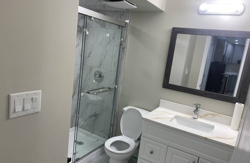 Clearview House | Near to QEW and 20 min drive from downtown Toronto. Near to park and beaches.