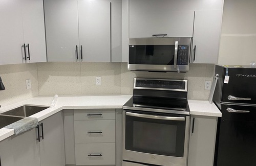 Clearview House | Near to QEW and 20 min drive from downtown Toronto. Near to park and beaches.