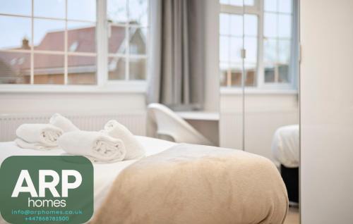 Bray on Thames House | Near Town Centre, Big Patio, Free Parking Sleeps 8