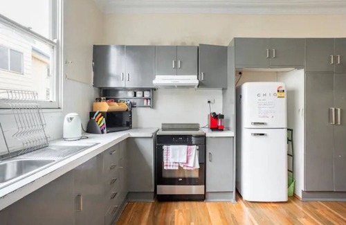 Wollongong CBD House | ⭐Near train station sleeps 10 w/t parking,75 inch TV, Netflix,Electric Bed & AC