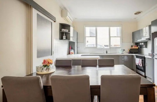 Wollongong CBD House | ⭐Near train station sleeps 10 w/t parking,75 inch TV, Netflix,Electric Bed & AC