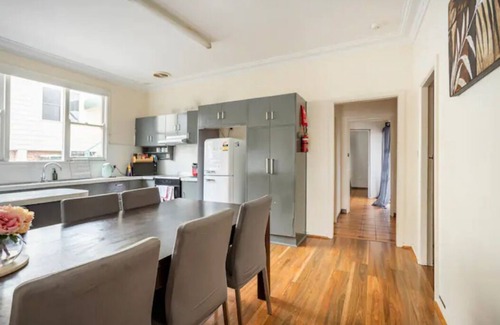 Wollongong CBD House | ⭐Near train station sleeps 10 w/t parking,75 inch TV, Netflix,Electric Bed & AC