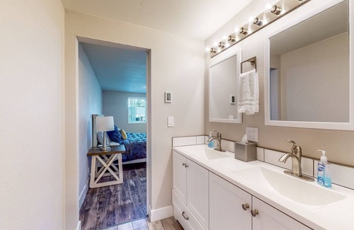 Eugene House | NEAR U OF O- NEW RENO- SLPS 8- KID/PET OK- FENCED YD