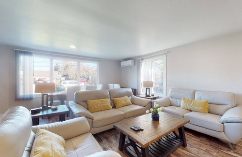 Eugene House | NEAR U OF O- NEW RENO- SLPS 8- KID/PET OK- FENCED YD