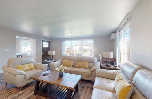 Eugene House | NEAR U OF O- NEW RENO- SLPS 8- KID/PET OK- FENCED YD