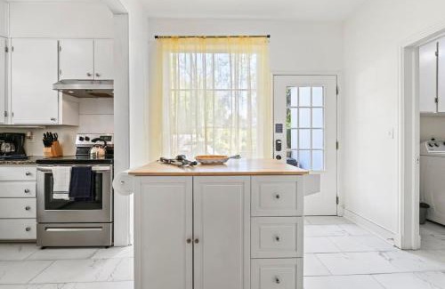 Montgomery House | Near University & Dining- Garden District Dwelling