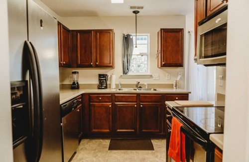 Columbia House | Near USC&Base w/Screened Porch - The Lucky Charm