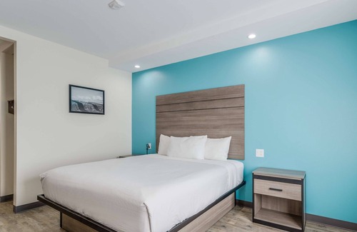 Katy Hotel | Near Vibrant Katy Boardwalk District! Offers Free Parking and Breakfast!