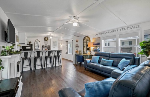 Lake Dallas House | Near Water: Lake Dallas Home w/Furnished Patio!
