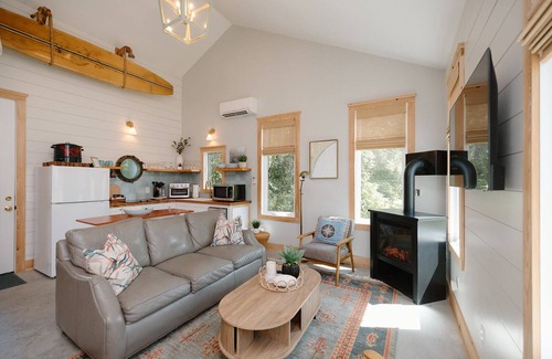 Wilmington Cottage | Near Wrightsville Beach! Cozy, Coastal Cottage w/King Br~FirePit~Outdoor Shower.