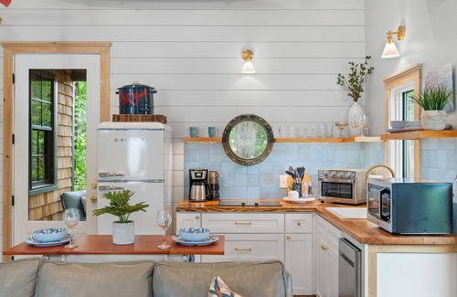 Wilmington Cottage | Near Wrightsville Beach! Cozy, Coastal Cottage w/King Br~FirePit~Outdoor Shower.