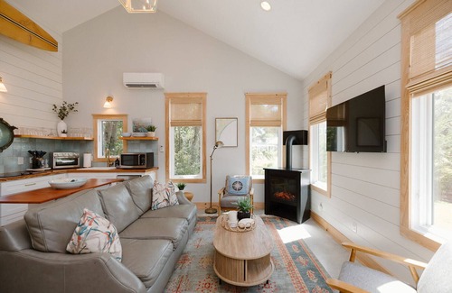 Wilmington Cottage | Near Wrightsville Beach! Cozy, Coastal Cottage w/King Br~FirePit~Outdoor Shower.