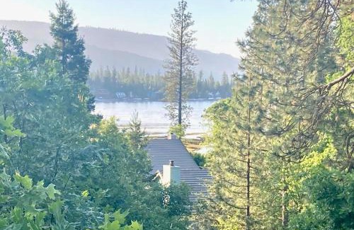 Bass Lake House | Near Yosemite Bass Lake Cabin with Hot Tub, Lake View, Pet Friendly