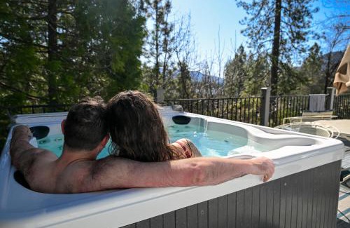 Bass Lake House | Near Yosemite Bass Lake Cabin with Hot Tub, Lake View, Pet Friendly