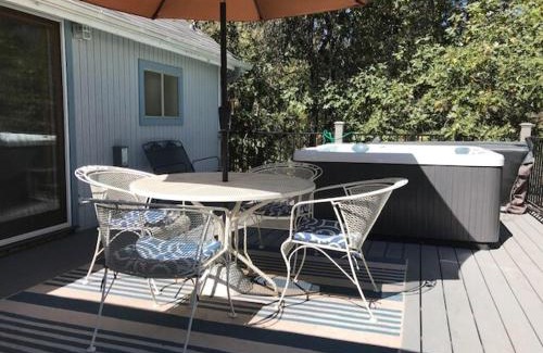 Bass Lake House | Near Yosemite Bass Lake Cabin with Hot Tub, Lake View, Pet Friendly
