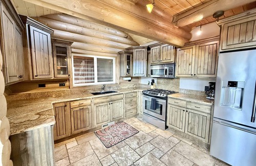 Mammoth Creek Cabin | Near Zion National Park! Modern cabin with panaramic views. Pet Friendly!