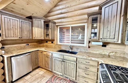 Mammoth Creek Cabin | Near Zion National Park! Modern cabin with panaramic views. Pet Friendly!