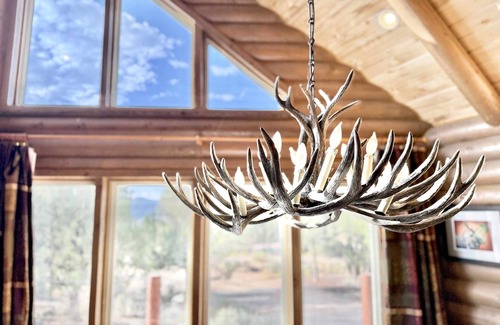 Mammoth Creek Cabin | Near Zion National Park! Modern cabin with panaramic views. Pet Friendly!