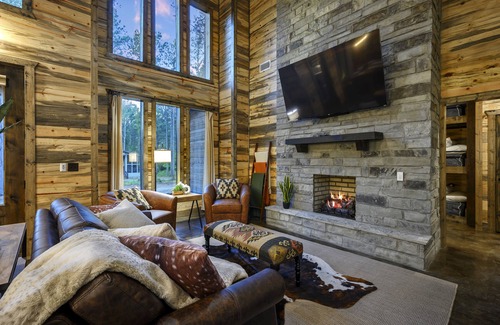Golden Cabin | Nearby cabin in Broken Bow-2 bdr/21/2 bath w/hot tub
