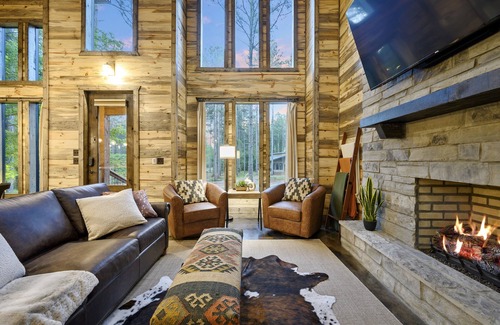 Golden Cabin | Nearby cabin in Broken Bow-2 bdr/21/2 bath w/hot tub
