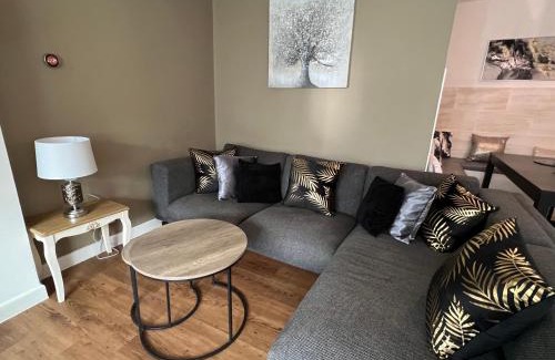 Street Apartment | Nearby Glastonbury, Next to Street Town Centre - Ground Floor Large 3 BD With Parking, Sleeps Up to 6