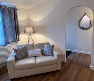 Street Apartment | Nearby Glastonbury, Next to Street Town Centre - Ground Floor Large 3 BD With Parking, Sleeps Up to 6