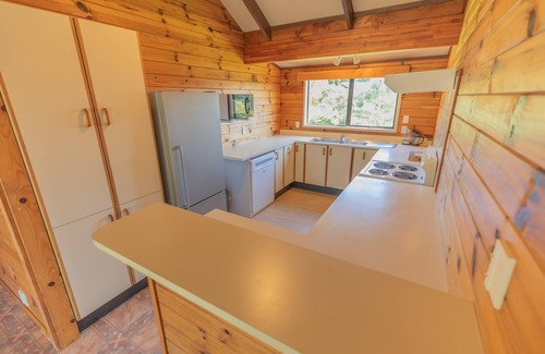 Ostend House | Nearby Vineyards & Beaches, Very Central and close to Local Amenities