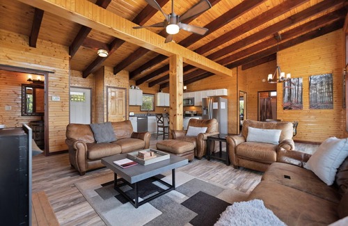 Campton Cabin | Nearly 360 degree Mountain View! Private setting, Big Hot Tub, Wi-Fi, Gas Grill