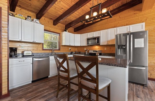 Campton Cabin | Nearly 360 degree Mountain View! Private setting, Big Hot Tub, Wi-Fi, Gas Grill