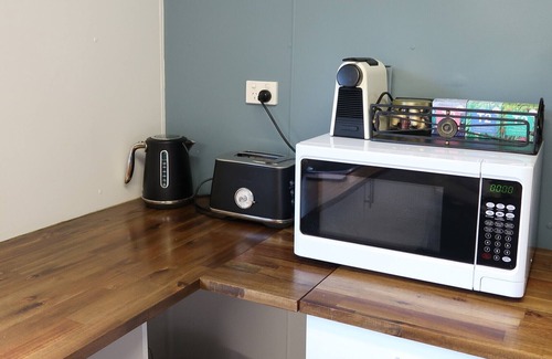 Humpty Doo Cottage | Neat, tidy, private one bedroom cottage retreat in Humpty Doo