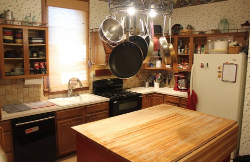 Nebraska City Bed & Breakfast | Nebraska City 1878 Modern Farmhouse w/6 acres! Hot tub, fire pit, pet-friendly!