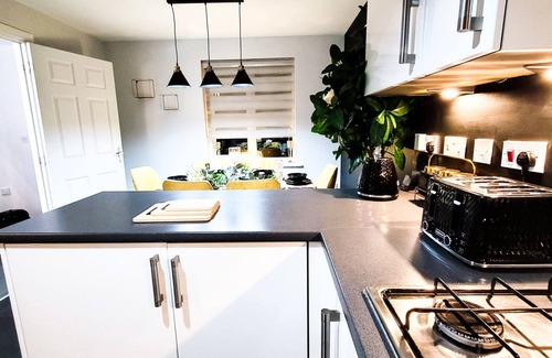 Little Hay Apartment | NEC Luxury 3BR Home w/Garden Birmingham Airport