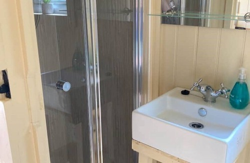 Sedlescombe Cabin | Neddys Rest, Repurposed Horse Box, Luxury Stay