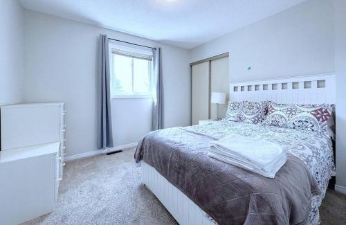 Barrie House | Neighborhood friendly House in Barrie!