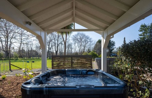 Brightwater House | Nelson Rural Retreat - 4bd getaway, spa pool, views, 20 mins from Nelson Airport