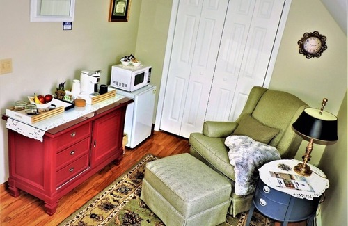 Charlevoix House | *Nena’s Place Airbnb, a spacious, yet cozy en suite room.