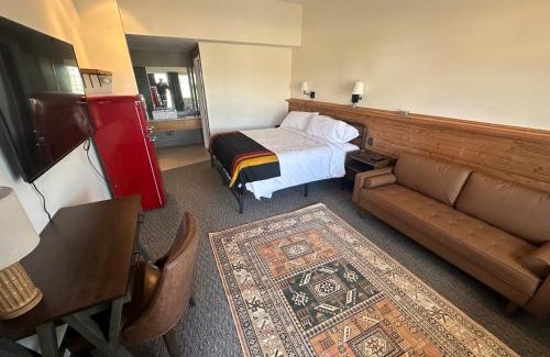 Lakeview Hotel | Neon Cowboy Roadhouse at Hunters Hot Springs